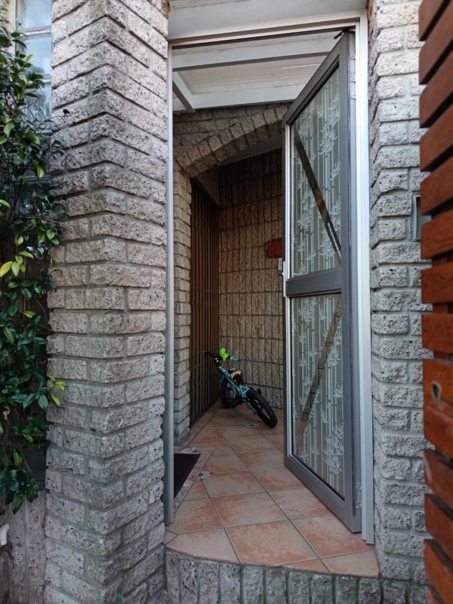 6 Bedroom Property for Sale in Maitland Western Cape